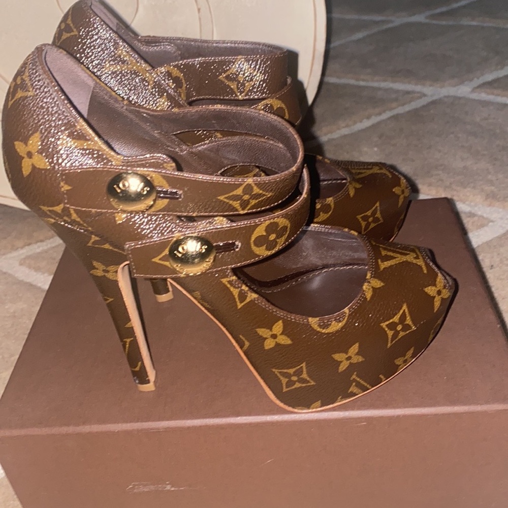 Size 37 true to size gently worn Authentic Louis Vuitton leather heels